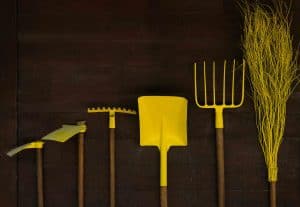 how-to-pack-shovels-and-rakes-for-moving
